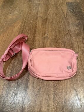 Lululemon Everywhere Crossbody Pink (2L)